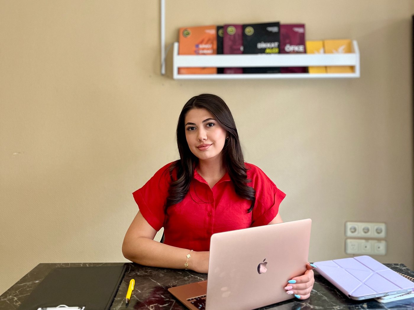 Sarı Psikoloji Danışmanlık Merkezi'nde çalışma odası